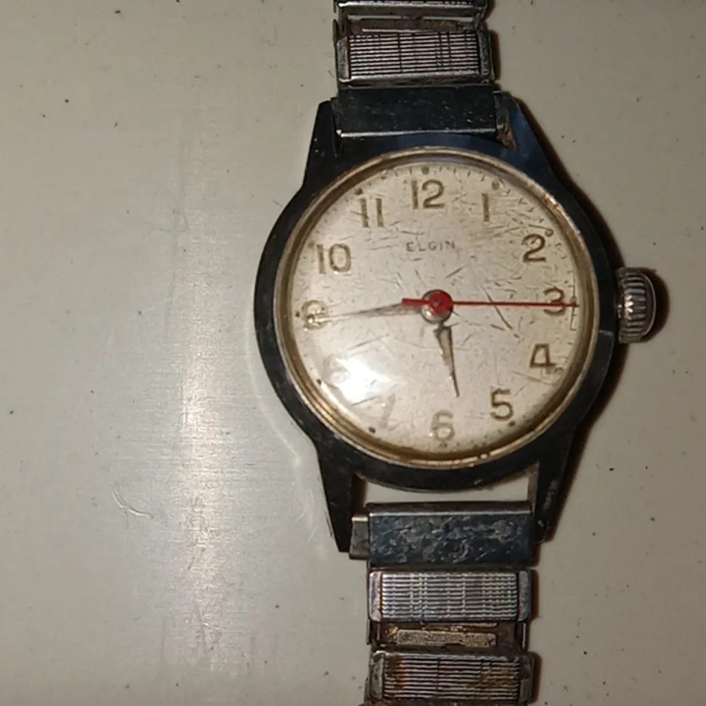 6 vintage ladies watches and one vintage new watch band. All as is. Great Deal.